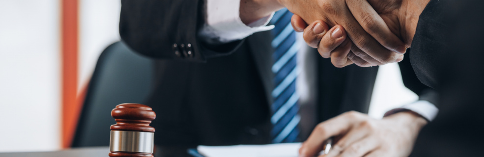 Lawyers Shake Hands With Clients Who Come To Testify In The Case Of Embezzlement From Business Partners Who Jointly Invest In The Business. The Concept Of Hiring A Lawyer For Legal Proceedings.
